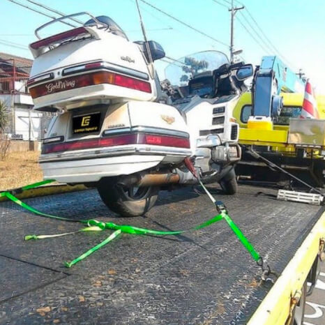 バイクをトラックに乗せてレッカーしている