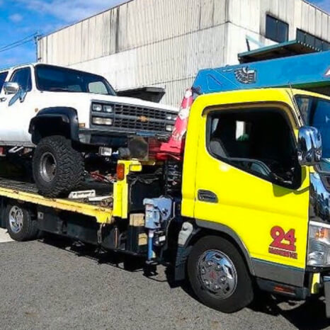 車をトラックに乗せてレッカーしている