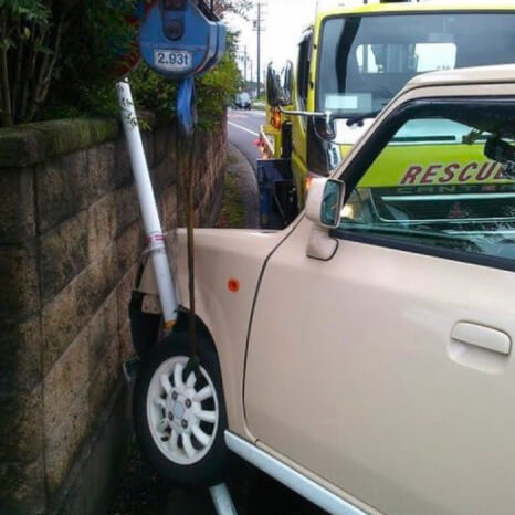 事故にあった車をレッカーするところ